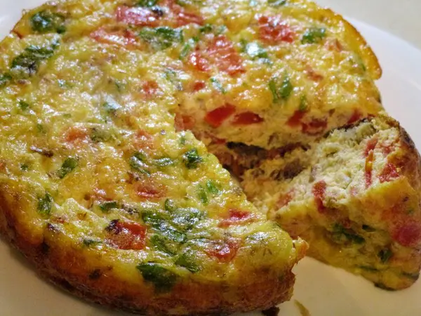 Peynirli ve domatesli fırın omleti.