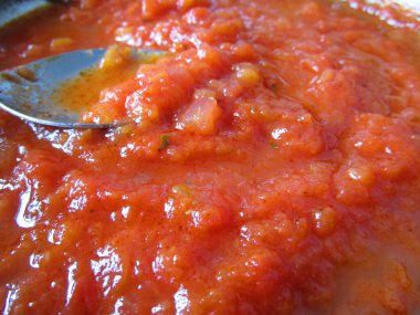 Domates sosunu beyaz tabakta yakın plan..