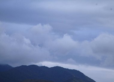 Dağları ve bulutları olan güzel bir manzara