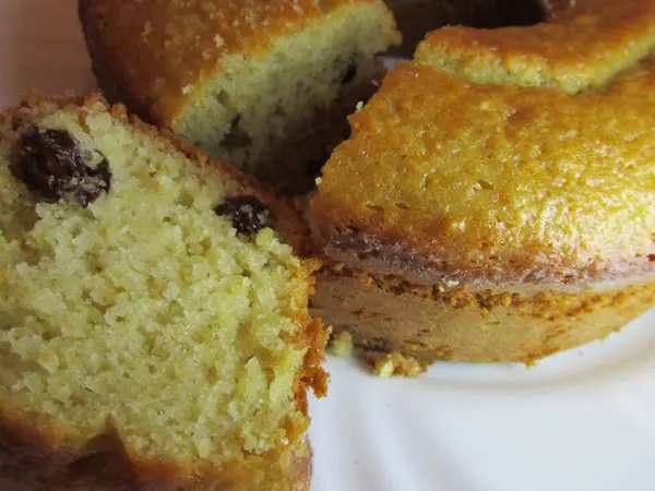 Delicious oatmeal, yogurt and raisin cake.