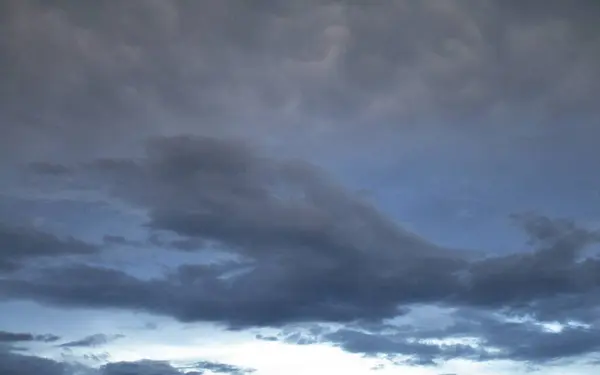 Gökyüzündeki güzel soyut bulutlar