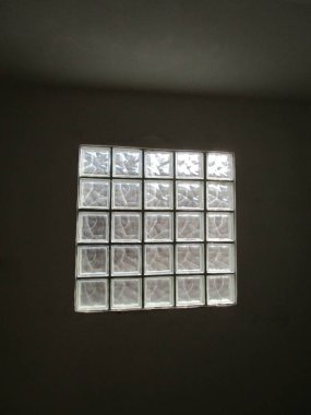 Evde cam pencere var.