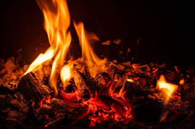 Şöminenin içinde odun odunları olan ateş alevleri sonbahar fotoğraflarında ateşin romantik fotoğrafları.