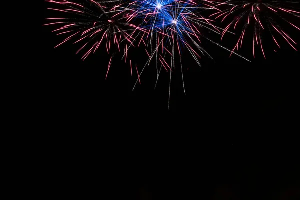 Новым Годом Празднества Новогодние Фейерверки Пиротехнике Темно Черном Ночном Небе — стоковое фото