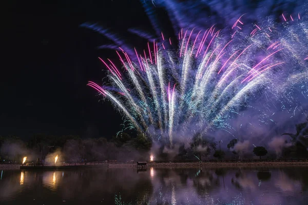 Ευτυχισμένο Νέο Έτος Εορτασμοί Παραμονή Της Πρωτοχρονιάς Χρωματιστά Πυροτεχνήματα Στα — Φωτογραφία Αρχείου