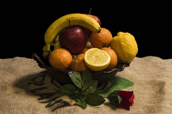 Натюрморт Фруктами Банани Апельсини Лимони Яблука Глиняному Горщику Темному Фоні — стокове фото