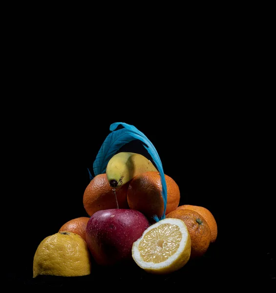 Натюрморт Фруктов Бананы Апельсины Лимоны Яблоки Глиняный Горшок Темном Фоне — стоковое фото