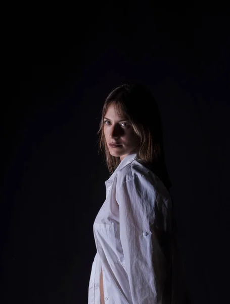 Профіль Красивої Молодої Жінки Одягненої Відкриту Білу Сорочку — стокове фото