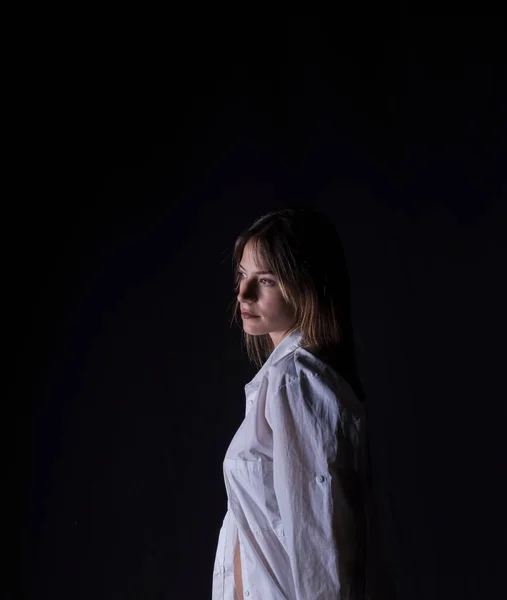 Профіль Красивої Молодої Жінки Одягненої Відкриту Білу Сорочку — стокове фото