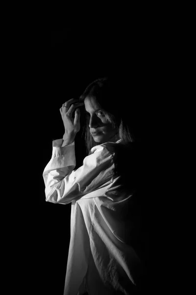 Черно Белый Образ Красивой Молодой Женщины Одетой Открытую Белую Рубашку — стоковое фото