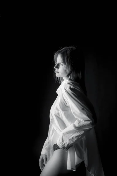 Чорно Біле Зображення Красивої Молодої Жінки Одягненої Відкриту Білу Сорочку — стокове фото