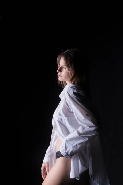 Profil Krásné Mladé Ženy Oblečené Rozhalené Bílé Košili — Stock fotografie