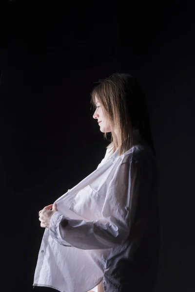 Профиль Красивой Молодой Женщины Одетой Белую Рубашку — стоковое фото