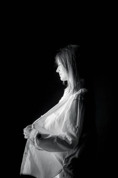 白黒のシャツに身を包んだ美しい若い女性のイメージ — ストック写真