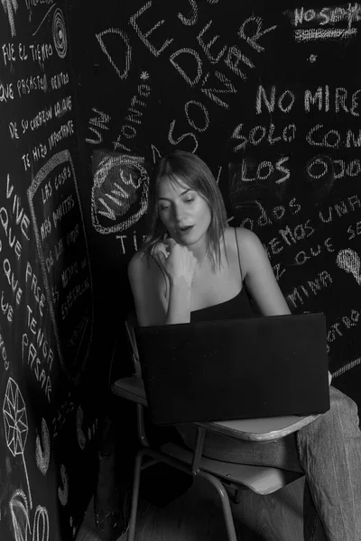 Чорно Біле Зображення Красивої Молодої Жінки Сидить Кріслі Коледжу Ноутбуком — стокове фото