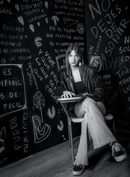 Черно Белое Изображение Красивой Молодой Женщины Сидящей Стуле Колледжа Ноутбуком — стоковое фото