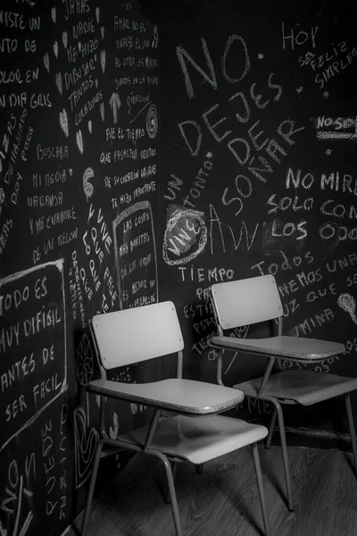 2つの学校の椅子の白黒画像です — ストック写真