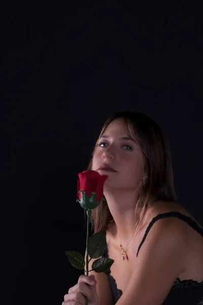 Bela Jovem Mulher Vestido Preto Segurando Mão Uma Rosa Vermelha — Fotografia de Stock