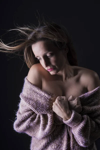 Retrato Uma Jovem Mulher Sentindo Frio Segurando Sua Camisola Com — Fotografia de Stock