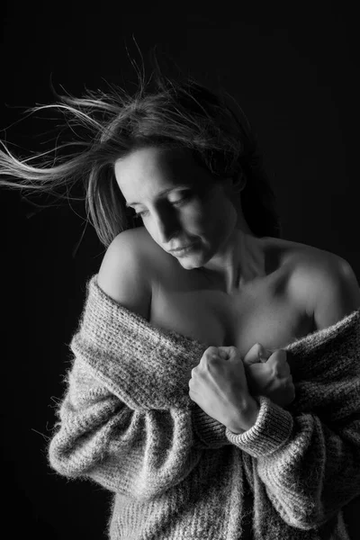 Чорно Білий Портрет Молодої Жінки Яка Відчуває Холод Тримаючи Светр — стокове фото