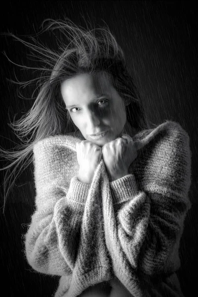 Retrato Preto Branco Uma Jovem Mulher Sentindo Frio Segurando Sua — Fotografia de Stock