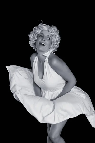 Портрет Красивої Молодої Жінки Білій Сукні Посміхаючись Граючи Повітрям Змушує — стокове фото