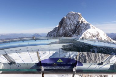 Dağ manzarası ve danışma masası Avusturya 'nın Dachstein Dağları bölgesindeki dağları ve yüksekliklerini gösteriyor. Yüksek kalite fotoğraf