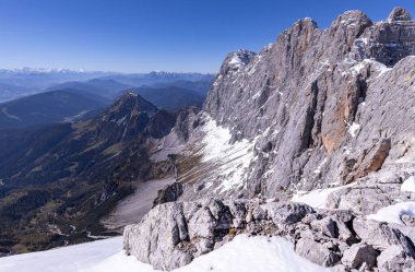 Dachstein 'in yüksek Avusturya bölgesi, yukarıdan ve aşağıdaki vadiden görülüyor. Yüksek kalite fotoğraf