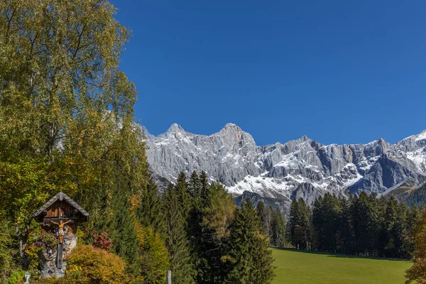 Avustralya Alpleri 'ndeki sonbahar manzarası, Dachstein Vadisi. Sonbahar renkleri ve mavi gökyüzü. Yüksek kalite fotoğraf