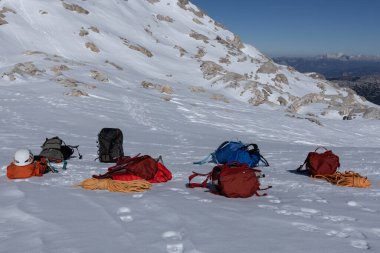 Tırmanma ekipmanları - renkli sırt çantaları, halatlar, miğferler karlı bir yamaçta yatıyor, Avusturya, Alpler, Dachstein. Yüksek kalite fotoğraf