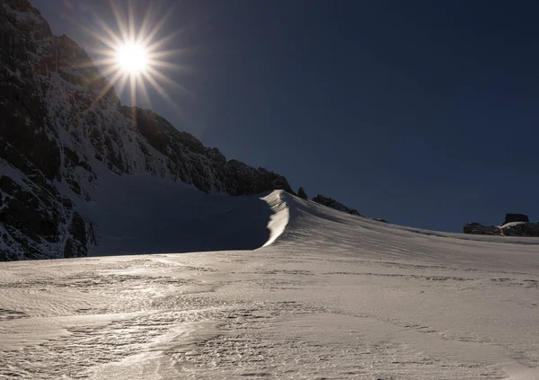 Cordillera Dachstein Claro Día Soleado Con Duras Sombras Nieve Brillante — Foto de Stock
