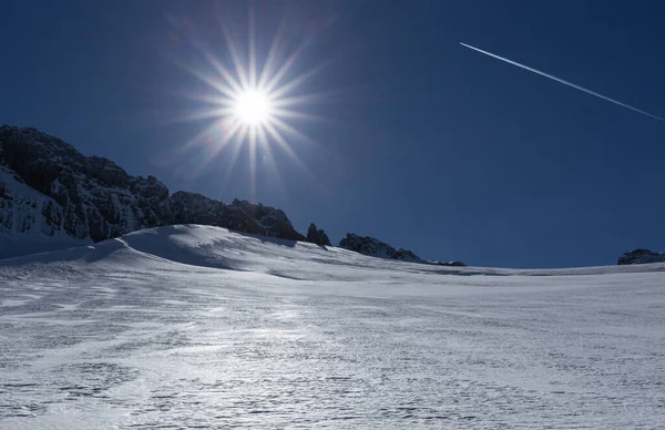 Avusturya 'nın dağlık bölgesi Dachstein güneşli bir günde. Yüksek kalite fotoğraf
