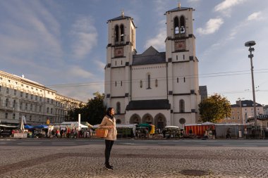 AUSTRIA, SALZBURG - 13 Ekim 2022: Mirabell Kilisesi 'nin önündeki market alışveriş alanı. Yüksek kalite fotoğraf