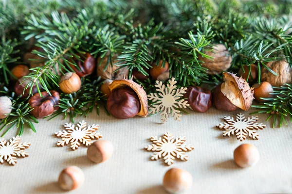 Groene Takken Van Een Levende Kerstboom Met Noten Verspreid Sparren — Stockfoto