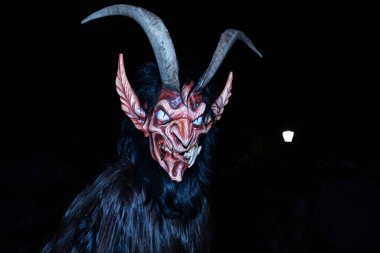 Krampus 'un, Noel şeytanının, Alp bölgelerindeki, Avusturya' daki, Almanya 'daki, İtalya' daki, Slovanya 'daki peri masalı alayının efsanevi figürü. Yüksek kalite fotoğraf