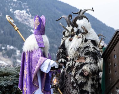 Aziz Niklas ve bir çift Krampus geleneksel Noel alayı için hazırlanıyorlar, Avusturya, Salzburg. Yüksek kalite fotoğraf