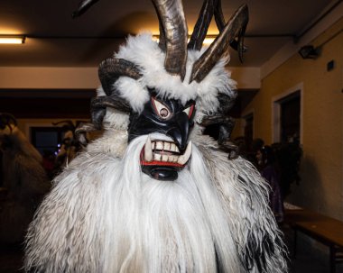 Krampus 'un kostümü, bir Noel şeytanı, Avusturya, Salzburg' daki geleneksel Noel şenlik alayında. Yüksek kalite fotoğraf