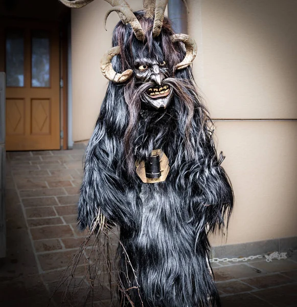 Krampus kostümlü bir çocuğun portresi, siyah keçi derisi, boynuz ve tahta maske, Avusturya, Salzburg. Yüksek kalite fotoğraf