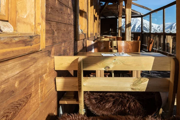 Güneşli bir günde dağ manzarası güzel olan bir sokak restoranının parçası, Alpler, Avusturya, Salzburg. Yüksek kalite fotoğraf