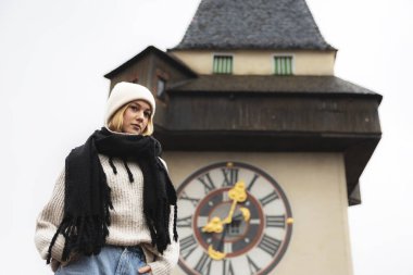 Eski bir saat kulesinin önündeki genç bir kızın portresi. Yüksek kalite fotoğraf