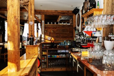 Avusturya 'da bir Alp restoranında içkili bir bar. Yüksek kalite fotoğraf