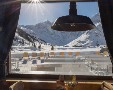 Güzel bir dağ manzaralı Alp restoranının penceresinden güneşli bir sabah, Avusturya, Salzburg, Gastein. Yüksek kalite fotoğraf