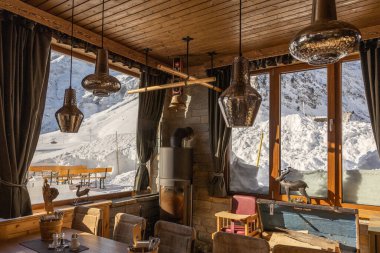 Otantik bir Alp restoranının köşesinde ahşap kaplama, şömine ve panoramik dağ manzaralı, Avusturya, Salzburg. Yüksek kalite fotoğraf