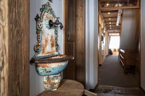 Old Openwork Rusty Washbasin Corridor Alpine Restaurant Austria High Quality — Fotografia de Stock