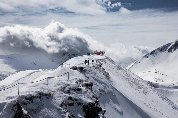 Menschen Wandern Den Bergen Einem Sonnigen Tag Auf Wegen Mit — Stockfoto