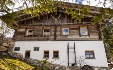 Alp Vadisi 'ndeki bir yamaçta bulunan pitoresk bir köy evi, köy hayatı kavramı. Yüksek kalite fotoğraf