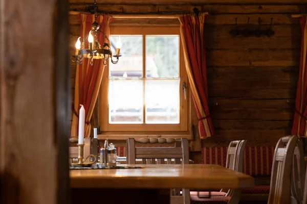 Avusturya 'da bir kırsal restoranın ışıklı penceresinin uzak bir görüntüsü. Yüksek kalite fotoğraf