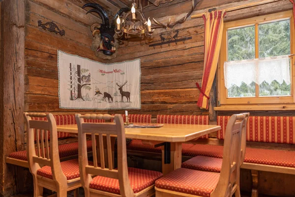 Authentische Einrichtung Einem Österreichischen Alpinrestaurant Einem Skigebiet Hochwertiges Foto — Stockfoto