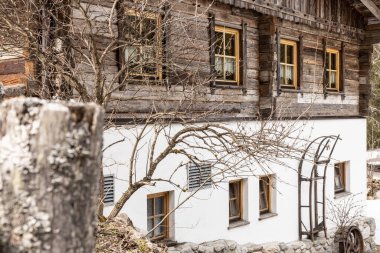 Avusturya 'da bir dağ vadisinde bir evin yan görüntüsü, bir köy hayatı konsepti, Avusturya. Yüksek kalite fotoğraf