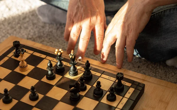 Schaken Spel Mannen Handen Buurt Van Het Schaakbord Het Concept — Stockfoto